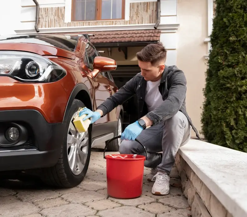 Lavage auto à domicile Landeronde : professionnel intervenant sur un véhicule